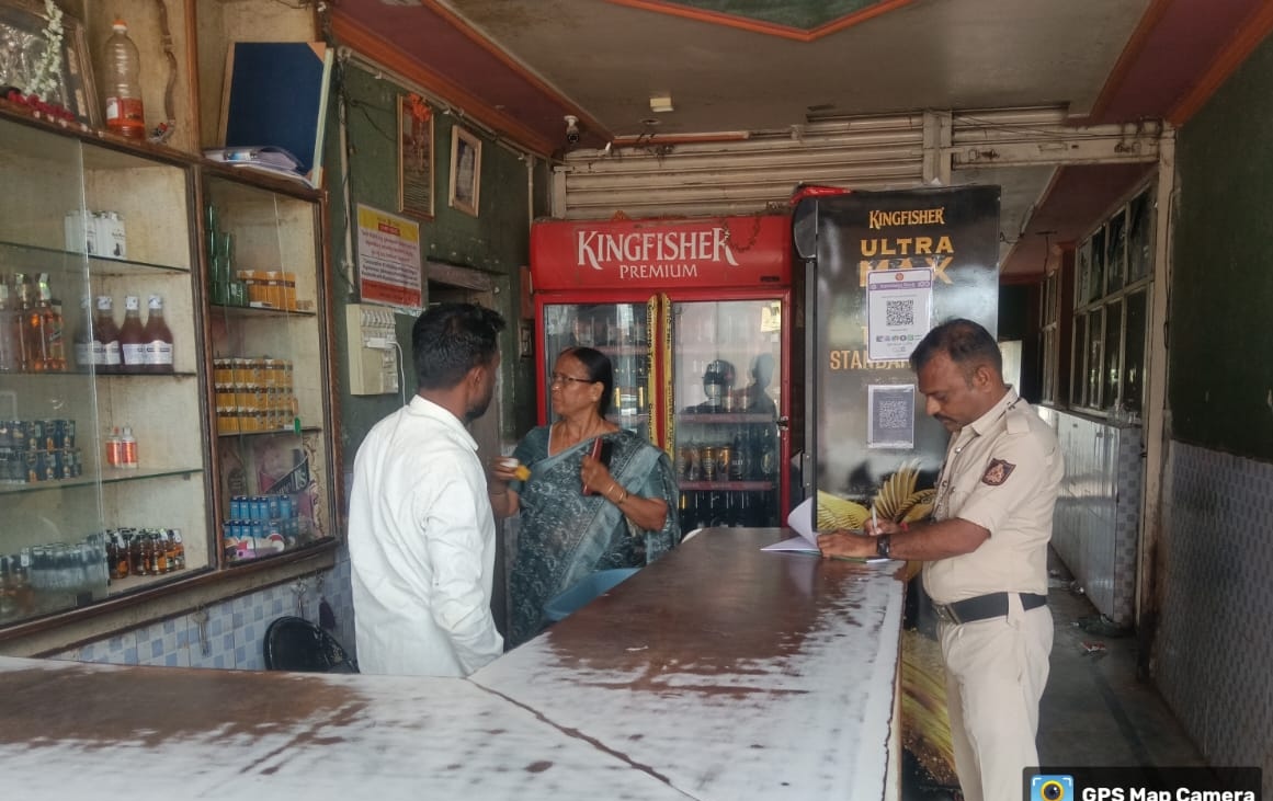 ದೇವದುರ್ಗ ಪಟ್ಟಣದ ಮಂಜುನಾಥ ಬಾರ್ ಅಂಡ್ ರೆಸ್ಟೋರೆಂಟ್ (ಸಿಎಲ್ 9) ಮದ್ಯದ ಅಂಗಡಿಗೆ ಮಾನವಿ ಅಬಕಾರಿ ವೃತ್ತ ಪಿಎಸ್ಐ ವೀರಮ್ಮ ಭೇಟಿ ನೀಡಿ ಪರಿಶೀಲನೆ ನಡೆಸಿದರು.