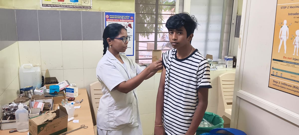 ತೆಕ್ಕಲಕೋಟೆ | 6 ಜನರಿಗೆ ನಾಯಿ ಕಡಿತ : ಔಷಧಿ ಇಲ್ಲವೆಂದ ವೈದ್ಯಾಧಿಕಾರಿ