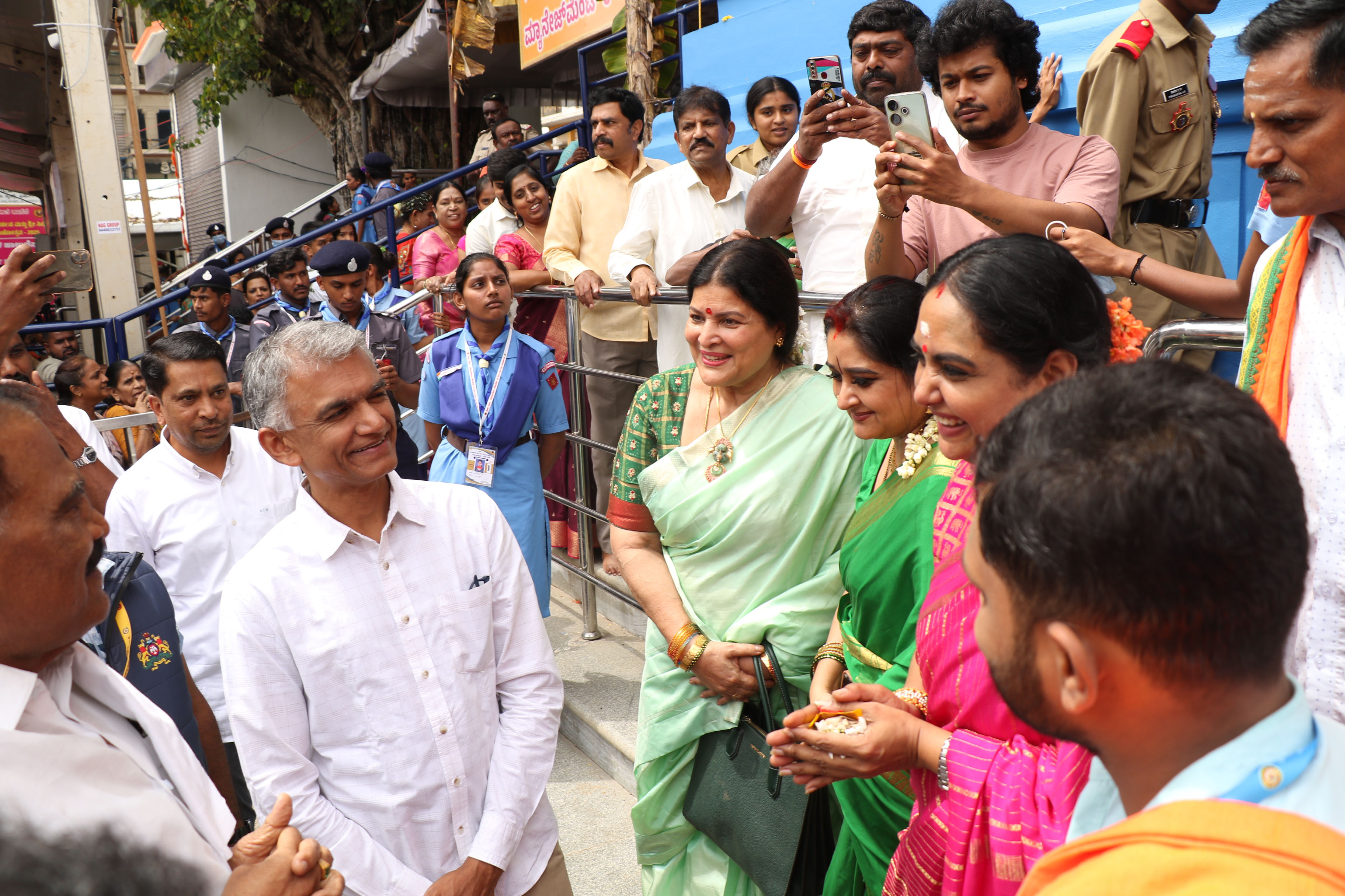 ಹಾಸನಾಂಬ ದೇವಿಯ ದರ್ಶನ ಪಡೆದ ನಟಿಯರಾದ ಜಯಮಾಲಾ ಮಾಳವಿಕಾ ಹಾಗೂ ಶ್ರುತಿ ಅವರು ಸಚಿವ ಕೃಷ್ಣ ಬೈರೇಗೌಡರ ಜೊತೆ ಮಾತುಕತೆ ನಡೆಸಿದರು 