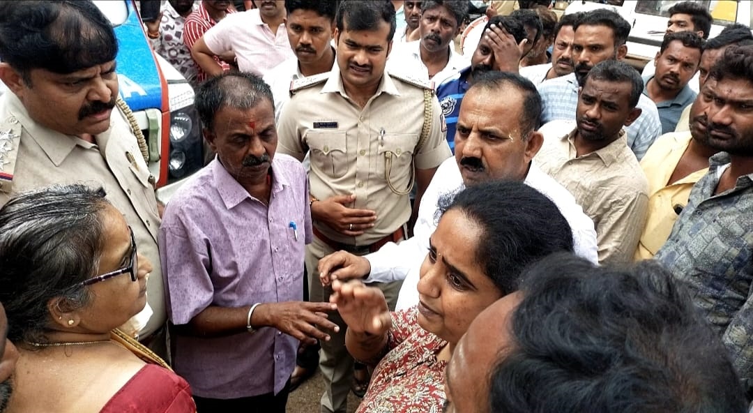 ಪ್ರತಿಭಟನೆ ವೇಳೆ ಕುಟುಂಬಸ್ಥರು ಮತ್ತು ಪೊಲೀಸರ ನಡುವೆ ಮಾತಿಕ ಚಕಮಕಿ