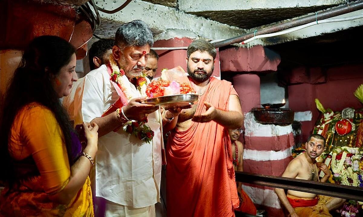 ಹಾಸನಾಂಬ ದೇವಿಯ ದರ್ಶನ ಪಡೆದ ಡಿಸಿಎಂ: ಶಿಸ್ತುಬದ್ಧ ವ್ಯವಸ್ಥೆಗೆ ಮೆಚ್ಚುಗೆ