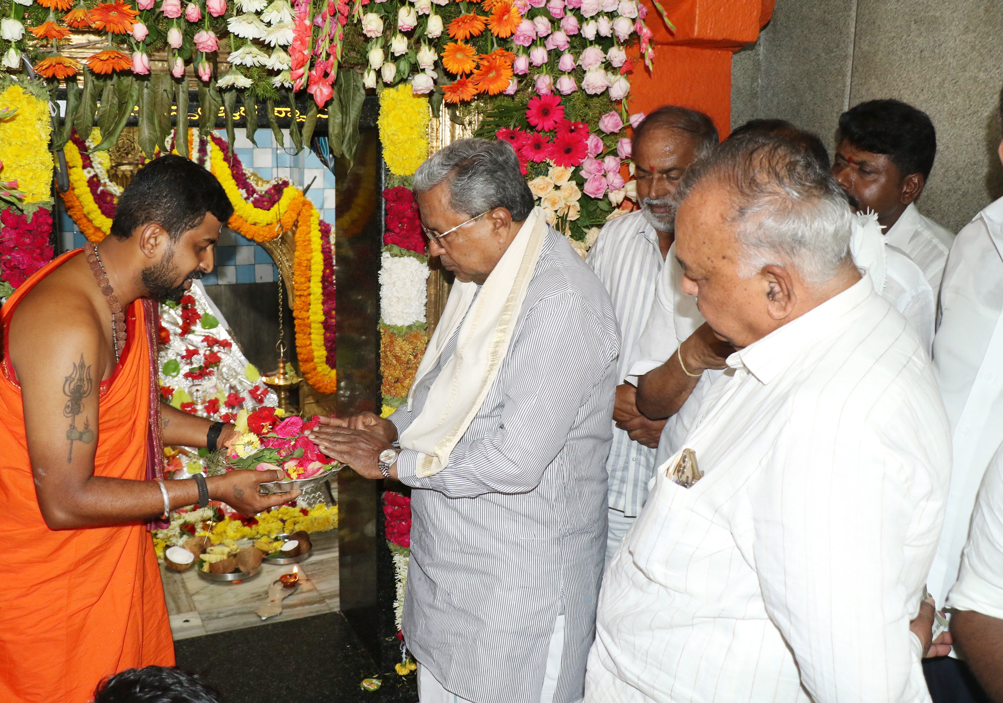 ಮುಖ್ಯಮಂತ್ರಿ ಸಿದ್ದರಾಮಯ್ಯ ಬುಧವಾರ ಹಾಸನದ ಸಿದ್ಧೇಶ್ವರ ದೇವಸ್ಥಾನದಲ್ಲಿ ದರ್ಶನ ಪಡೆದರು. ಸಚಿವ ರಾಮಲಿಂಗಾರೆಡ್ಡಿ ಇದ್ದರು.
