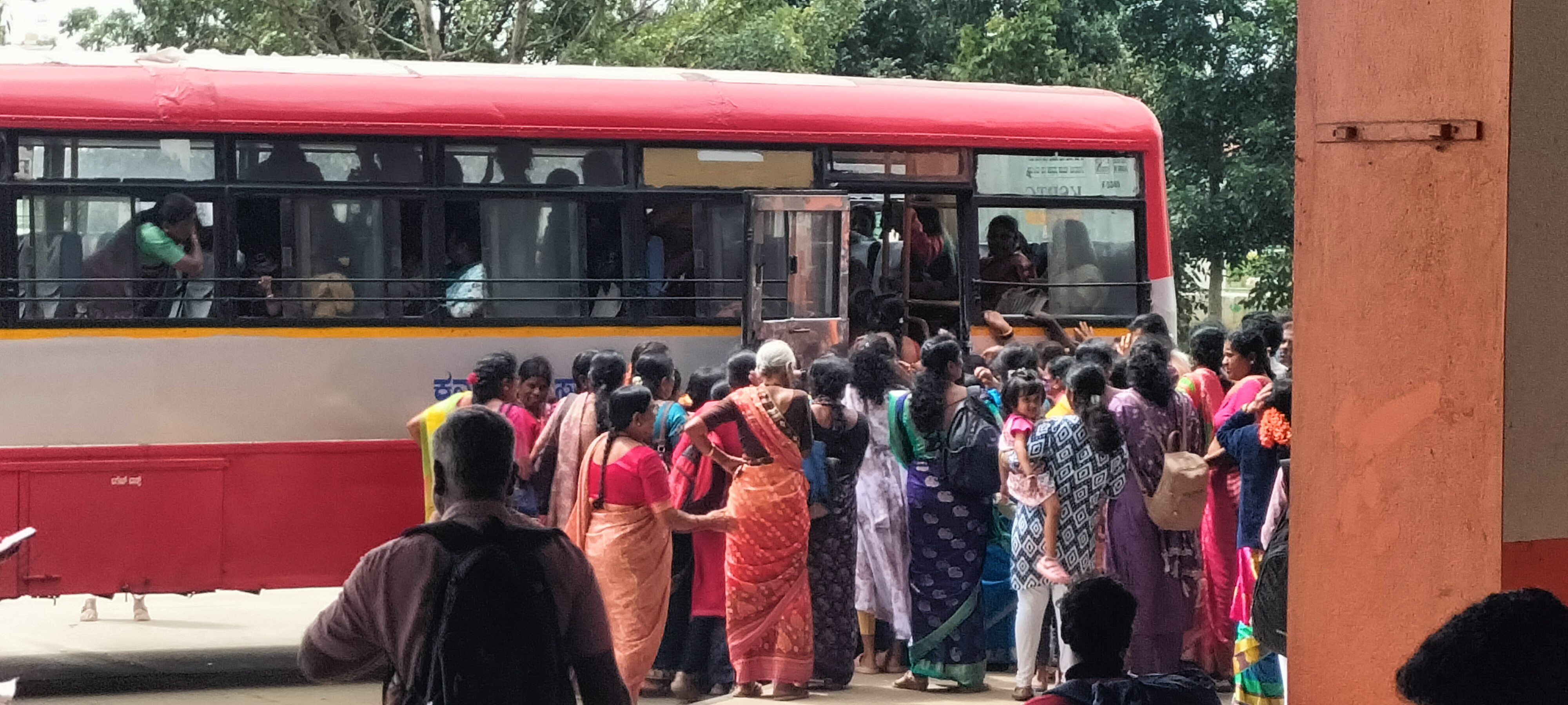 ಹಾಸನದ ಬಸ್‌ ನಿಲ್ದಾಣದಲ್ಲಿ ಬಸ್‌ ಹತ್ತುತ್ತಿರುವ ಮಹಿಳೆಯರು 