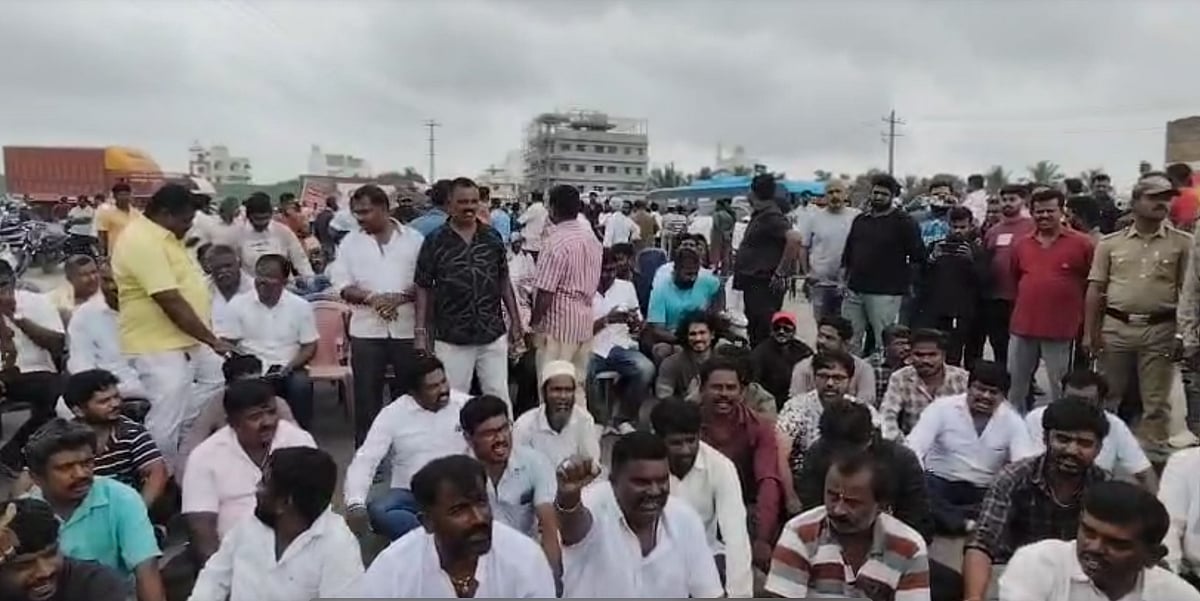 ದೇವನಹಳ್ಳಿ| ರಸ್ತೆ ದುರಸ್ತಿಗೆ ಆಗ್ರಹ: ವಿಮಾನ ನಿಲ್ದಾಣ ರಸ್ತೆ ತಡೆದು ಪ್ರತಿಭಟನೆ