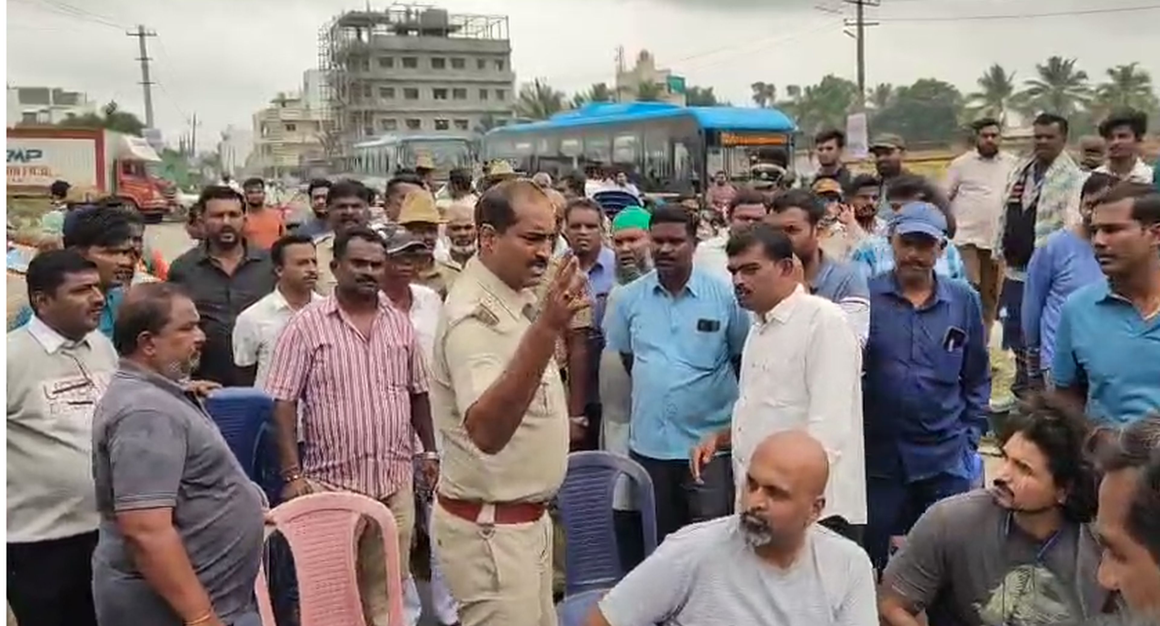 ರಸ್ತೆ ತಡೆದು ಪ್ರತಿಭಟಿಸುತ್ತಿದ್ದ ಪ್ರತಿಭಟನಾನಿರತರು ಮತ್ತು ಪೊಲೀಸರ ನಡುವೆ ಮಾತಿನ ಚಕಮಕಿ ನಡೆಯಿತು