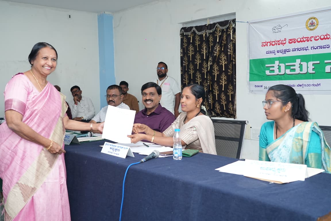 ಗಂಗಾವತಿಯ ನಗರಸಭೆ ಕಾರ್ಯಾಲಯ ಸಭಾಂಗಣದಲ್ಲಿ ಗುರುವಾರ ನಗರಸಭೆ ಅಧ್ಯಕ್ಷರ ನೇತೃತ್ವದಲ್ಲಿ ನಡೆದ ತುರ್ತು ಸಭೆಯಲ್ಲಿ ಸ್ಥಾಯಿ ಸಮಿತಿ ರಚನೆಗೆ ಸದಸ್ಯ ಸುಚೇತಾ ಸಿರಿಗೇರಿ ಅವರು ನಗರಸಭೆ ಅಧ್ಯಕ್ಷರಿಗೆ ನಾಮಪತ್ರ ಸಲ್ಲಿಸಿದರು