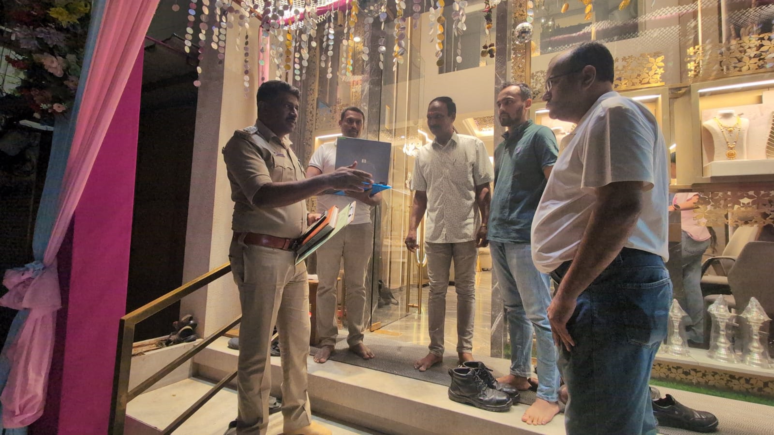 ಕೆಜಿಎಫ್‌ನ ರಾಬರ್ಟ್‌ಸನ್‌ಪೇಟೆಯಲ್ಲಿರುವ ಚಿನ್ನದ ಅಂಗಡಿಗೆ ಗುರುವಾರ ಭೇಟಿ ನೀಡಿದ ಪೊಲೀಸ್‌ ಅಧಿಕಾರಿಗಳು ಅಂಗಡಿ ಮಾಲೀಕರಿಂದ ಮಾಹಿತಿ ಪಡೆದರು