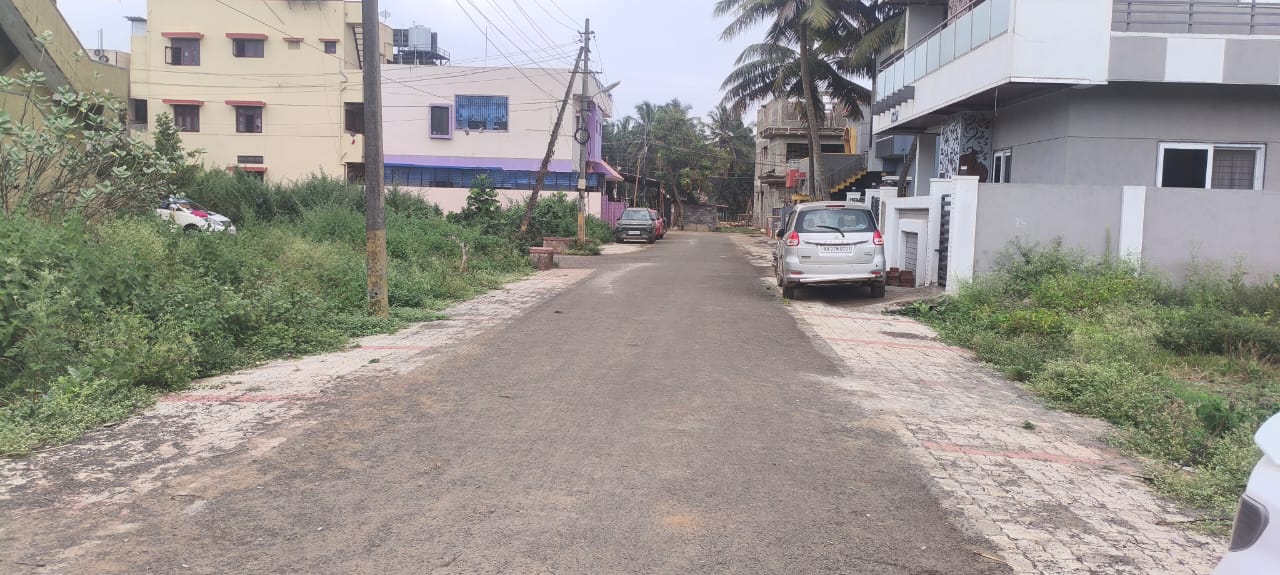 ಧಾರವಾಡದ ಚರಂತಿಮಠ ಗಾರ್ಡನ್‍ನಲ್ಲಿ ಡಾಂಬರ್ ರಸ್ತೆ ನಿರ್ಮಿಸಲಾಗಿದೆ
