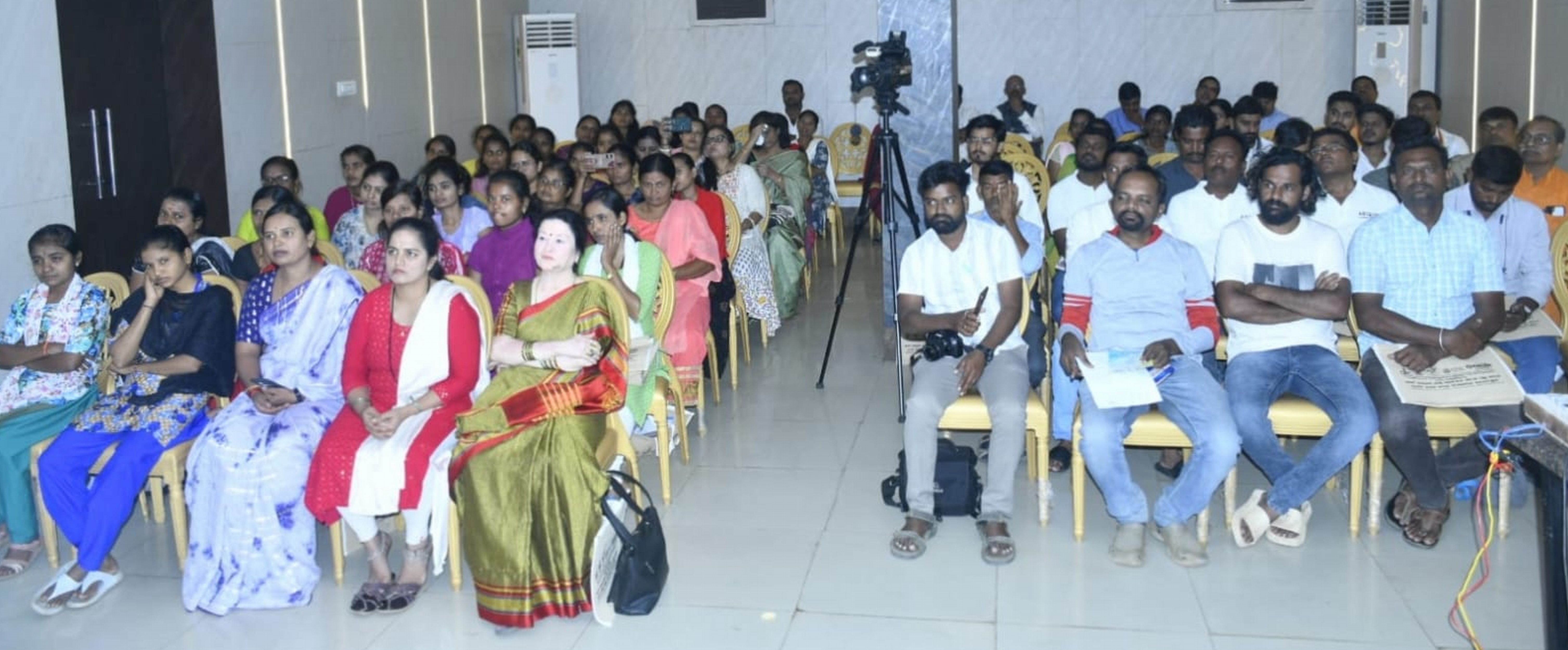 ಕೊಪ್ಪಳದಲ್ಲಿ ಗುರುವಾರ ನಡೆದ ಅರಿವು ಕಾರ್ಯಕ್ರಮದಲ್ಲಿ ಪಾಲ್ಗೊಂಡಿದ್ದ ಕಿರು ಉದ್ಯಮಿಗಳು