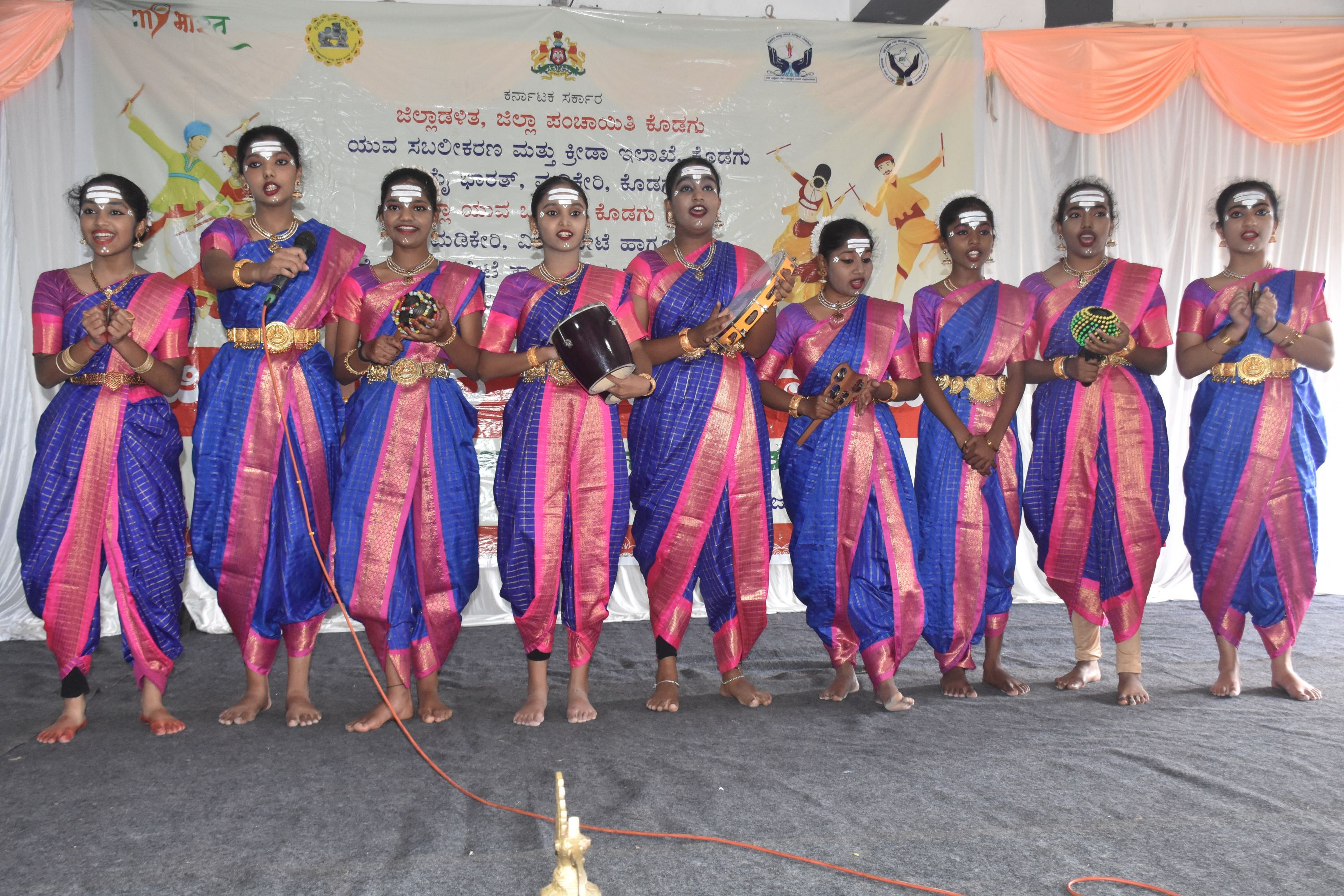 ಕೊಡಗು ಜಿಲ್ಲಾಮಟ್ಟದ ಯುವ ಜನೋತ್ಸವದಲ್ಲಿ ಕಲಾವಿದರು ಜನಪದ ಗೀತೆಗಳನ್ನು ಹಾಡಿದರು