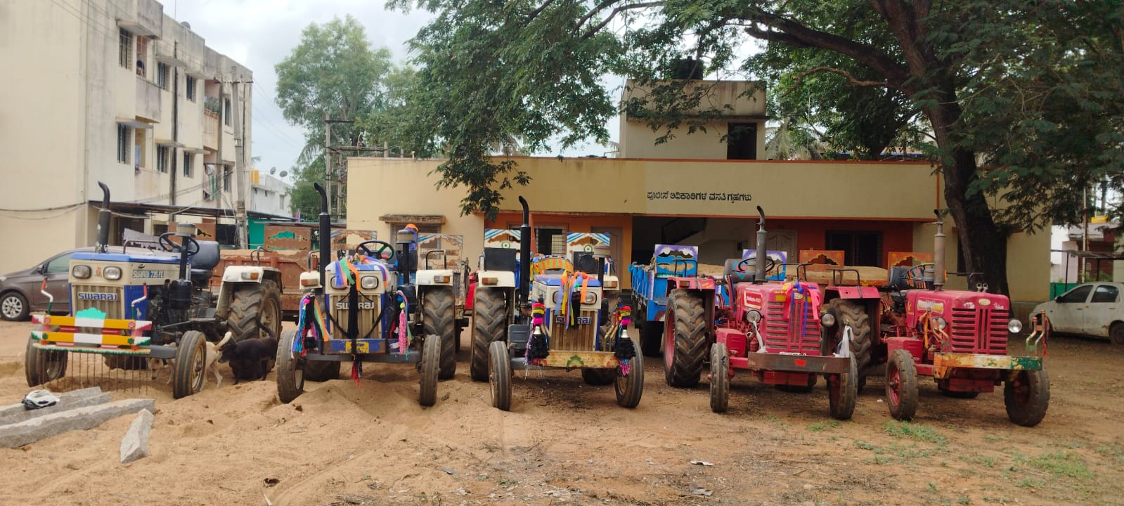 1ಇಪಿ : 2ಇಪಿ : ಹೊನ್ನಾಳಿ ತಾ ಬೇಲಿಮಲ್ಲೂರು ತುಂಗಭದ್ರಾ ನದಿಯಲ್ಲಿ 5 ಟ್ರ್ಯಾಕ್ಟರ್ ಗಳಲ್ಲಿ ಮರಳು ಅಕ್ರಮವಾಗಿ ತುಂಬಿಕೊಂಡು ಸಾಗಿಸುತ್ತಿದ್ದವರ ಮೇಲೆ ದಾಳಿ ಮಾಡಿ ಪೊಲೀಸ್ ವಶಕ್ಕೆ ಪಡೆದುಕೊಂಡಿರುವುದು. 
