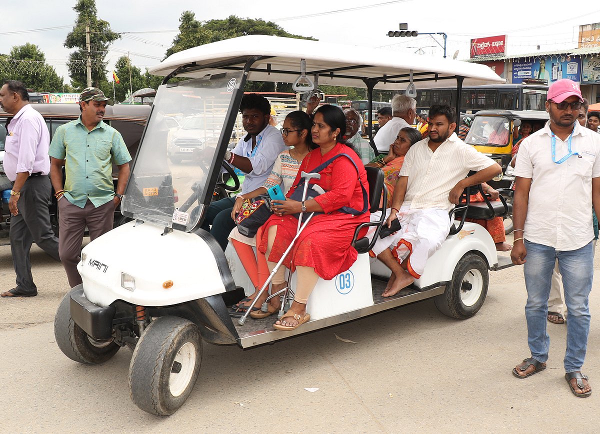 ಹಾಸನಾಂಬ ದೇವಿ: ಧರ್ಮದರ್ಶನಕ್ಕೆ ಶಿಷ್ಟಾಚಾರ ಅಡ್ಡಿ 