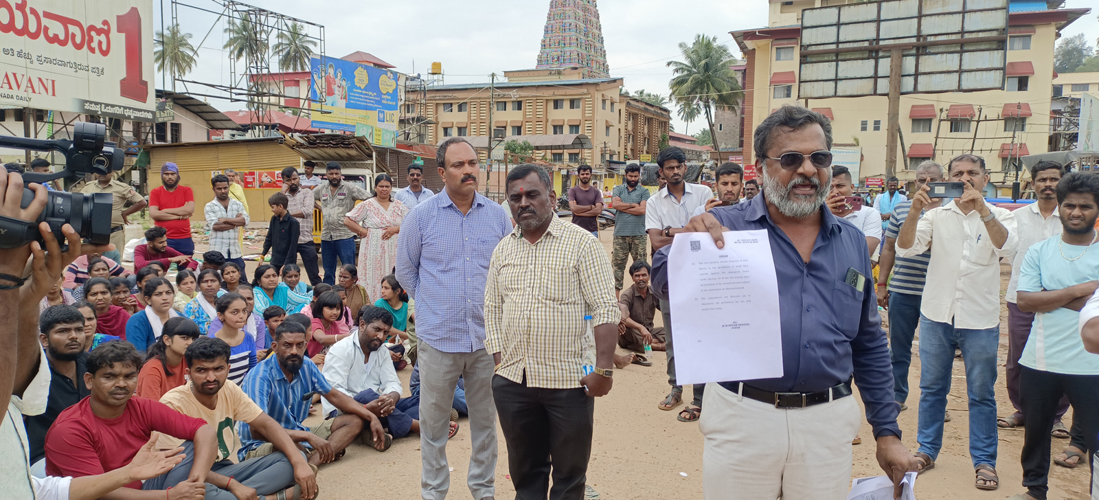 ವಿಶ್ವ ಹಿಂದೂ ಪರಿಷತ್ ಮುಖಂಡ ಸುರೇಶ್ ಬಿಜೆಪಿ ಮುಖಂಡರು ಮತ್ತು ಅಂಗಡಿ ಮಾಲೀಕರು ಧರಣಿ ನಡೆಸಿದರು
