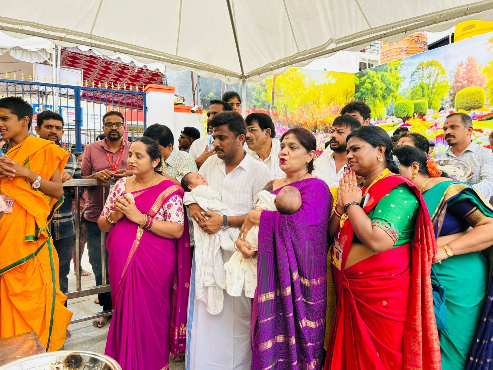 ಪತ್ನಿ ತಾಯಿ ಹಾಗೂ ಅವಳಿ ಮಕ್ಕಳೊಂದಿಗೆ ಸಂಸದ ಶ್ರೇಯಸ್‌ ಪಟೇಲ್‌ ಹಾಸನಾಂಬ ದೇವಿಯ ದರ್ಶನ ಪಡೆದರು 