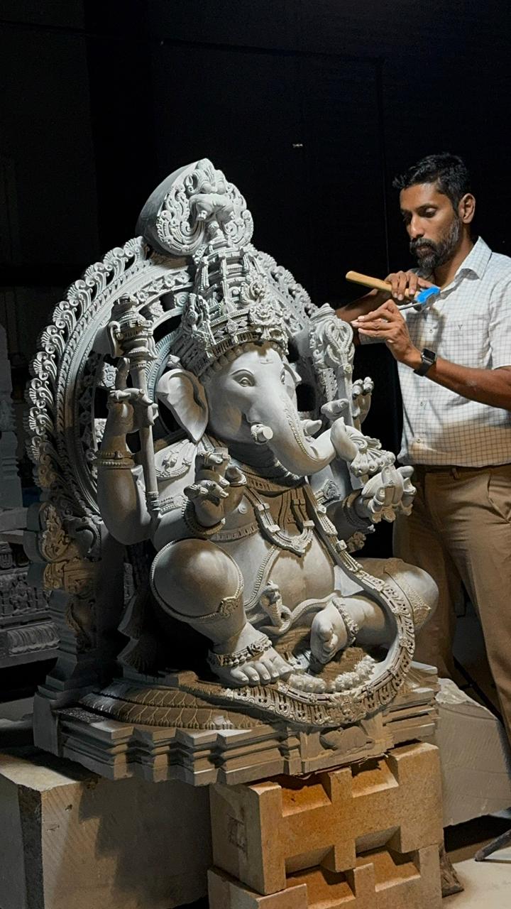 ಬಾಲಿವುಡ್‌ ನಟಿ ಆಲಿಯಾ ಭಟ್‌ ಅವರ ಮನೆಯಲ್ಲಿ ಪ್ರತಿಷ್ಠಾಪನೆಯಾಗಲಿರುವ ಗಣೇಶ ಮೂರ್ತಿಯೊಂದಿಗೆ ಶಿಲ್ಪಿ ಅರುಣ್‌ ಯೋಗಿರಾಜ್ 