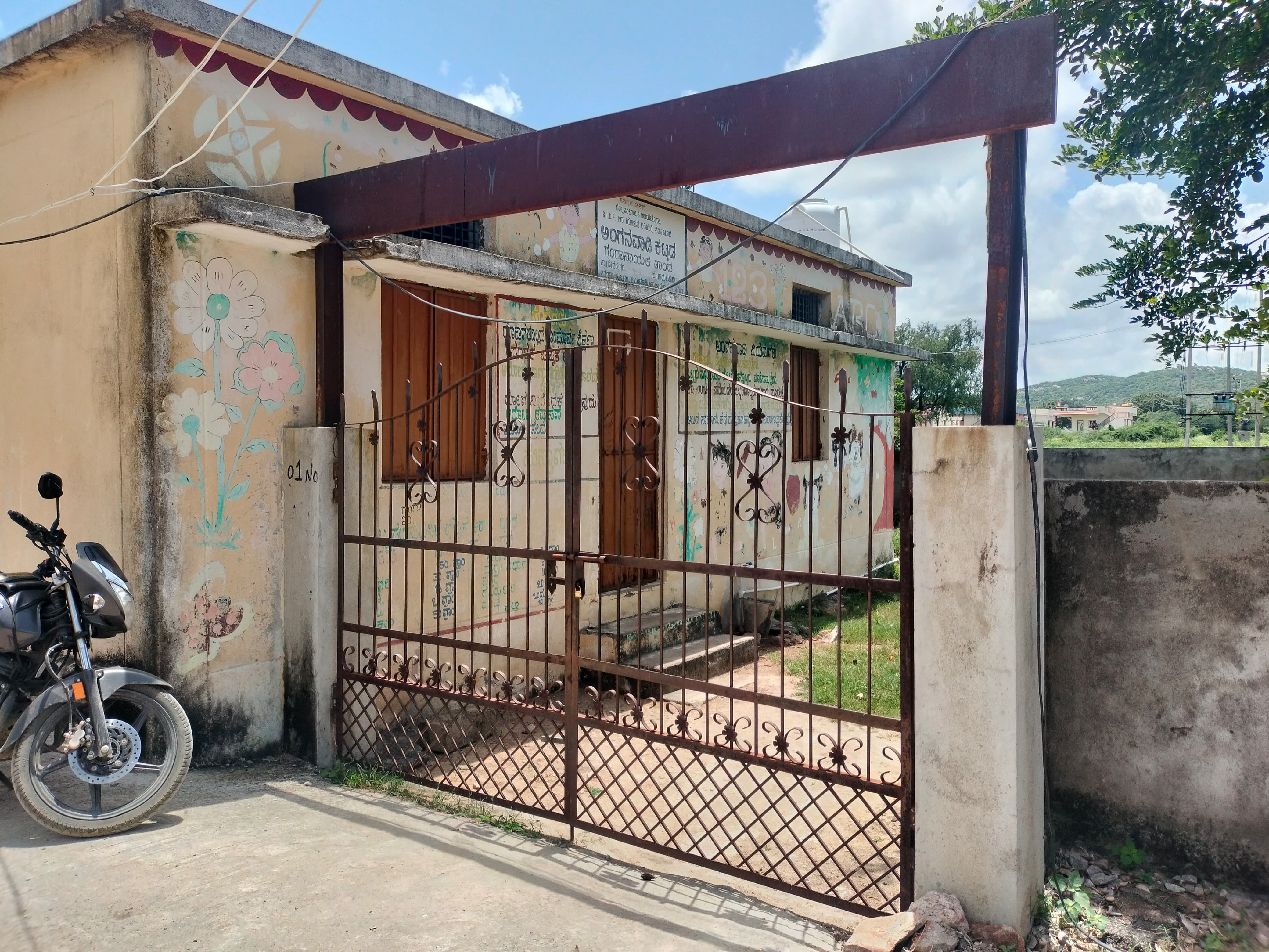 ದೇವದುರ್ಗ ತಾಲ್ಲೂಕಿನ ಗಂಗಾ ನಾಯಕ ತಾಂಡ ಅಂಗನವಾಡಿ ಕೇಂದ್ರ ಮುಖ್ಯ ಗೇಟ್ ಮುಚ್ಚಿರುವುದು.