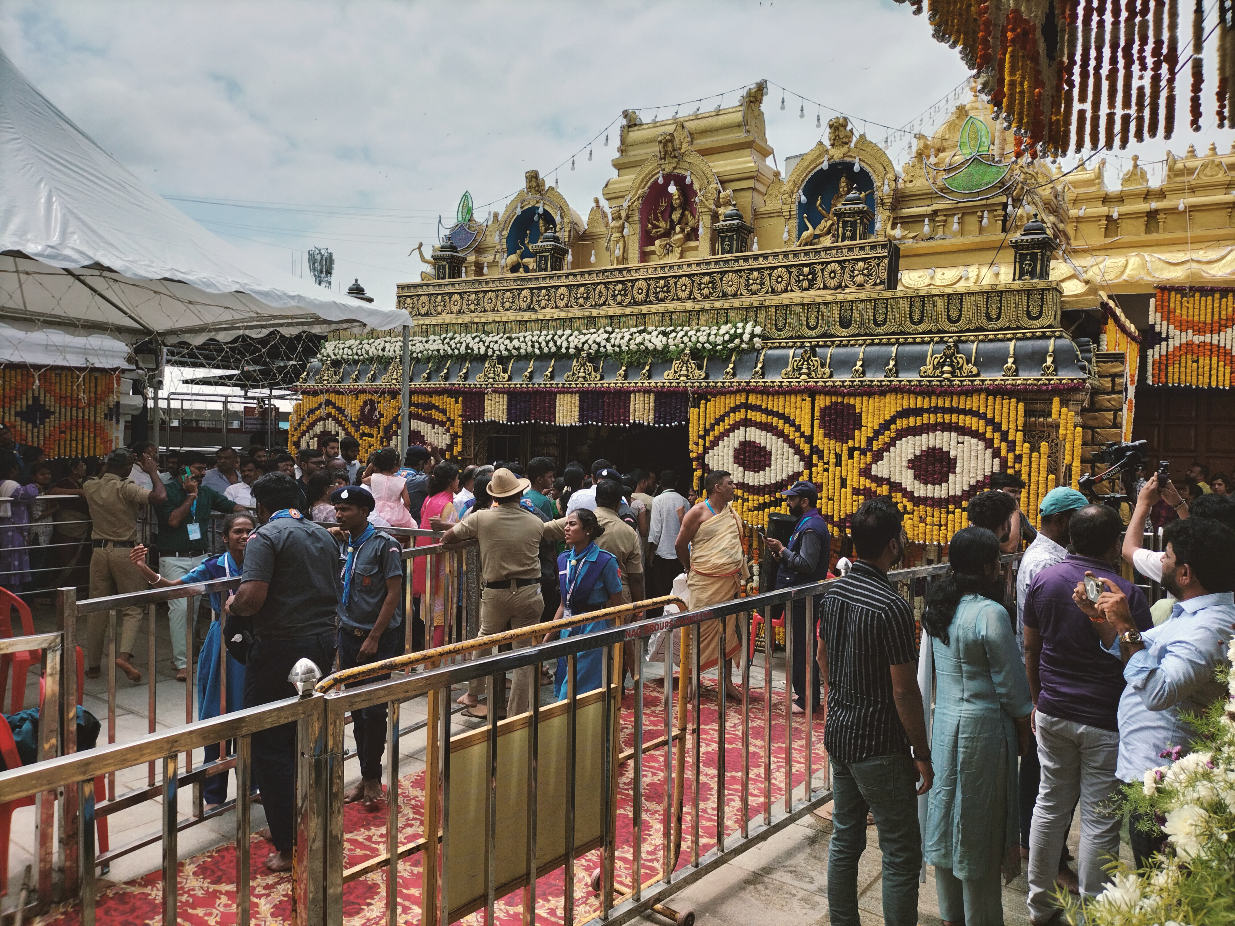 ಹಾಸನಾಂಬ ದೇವಿಯ ದೇಗುಲದ ಎದುರು ಸೇರಿದ್ದ ಜನರು 