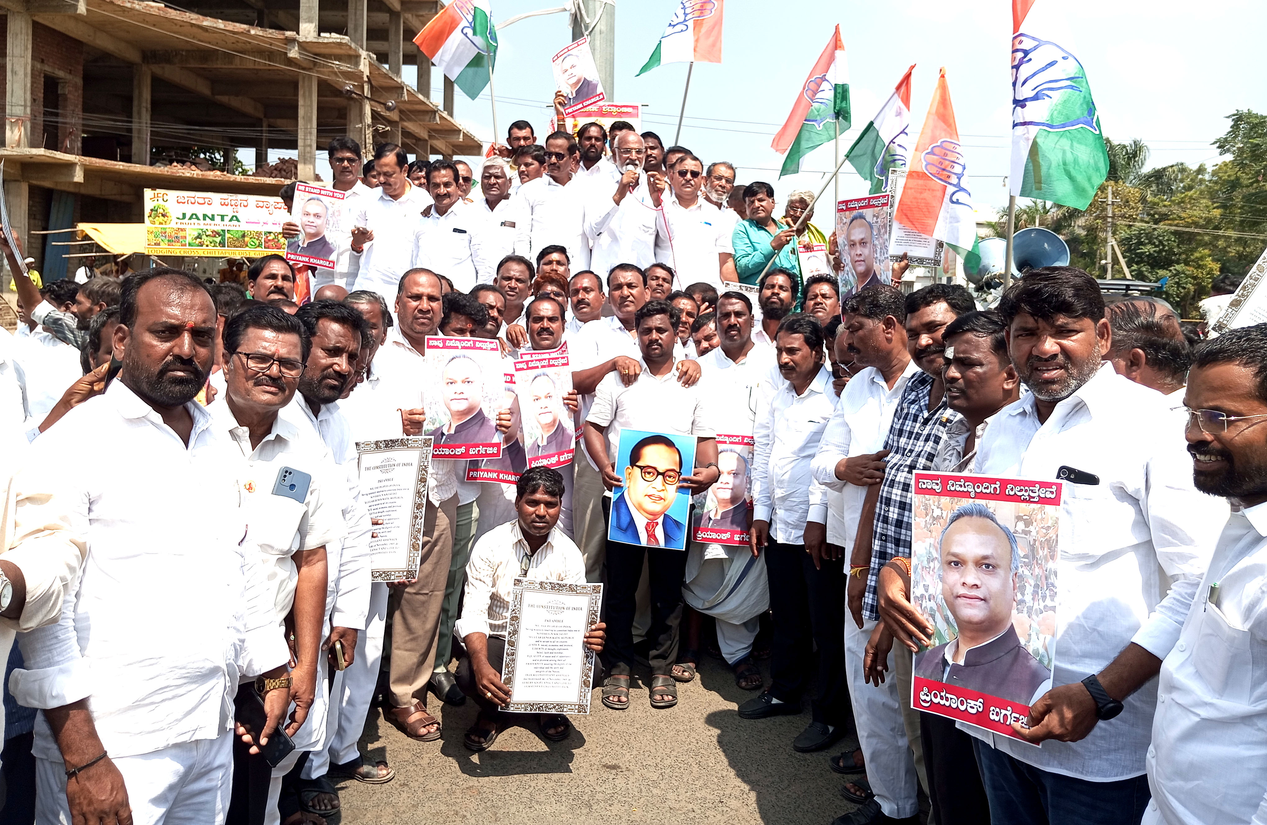 ಚಿತ್ತಾಪುರದಲ್ಲಿ ಕಾಂಗ್ರೆಸ್ ಅಧ್ಯಕ್ಷ ಭೀಮಣ್ಣ ಸಾಲಿ ನೇತೃತ್ವದಲ್ಲಿ ಗುರುವಾರ ಚಿತ್ತಾಪುರ ಬಂದ್ ನಡೆಸಿ ಕಾರ್ಯಕರ್ತರು ಲಾಡ್ಜಿಂಗ್ ಕ್ರಾಸಿನಲ್ಲಿ ಪ್ರತಿಭಟನೆ ನಡೆಸಿದರು