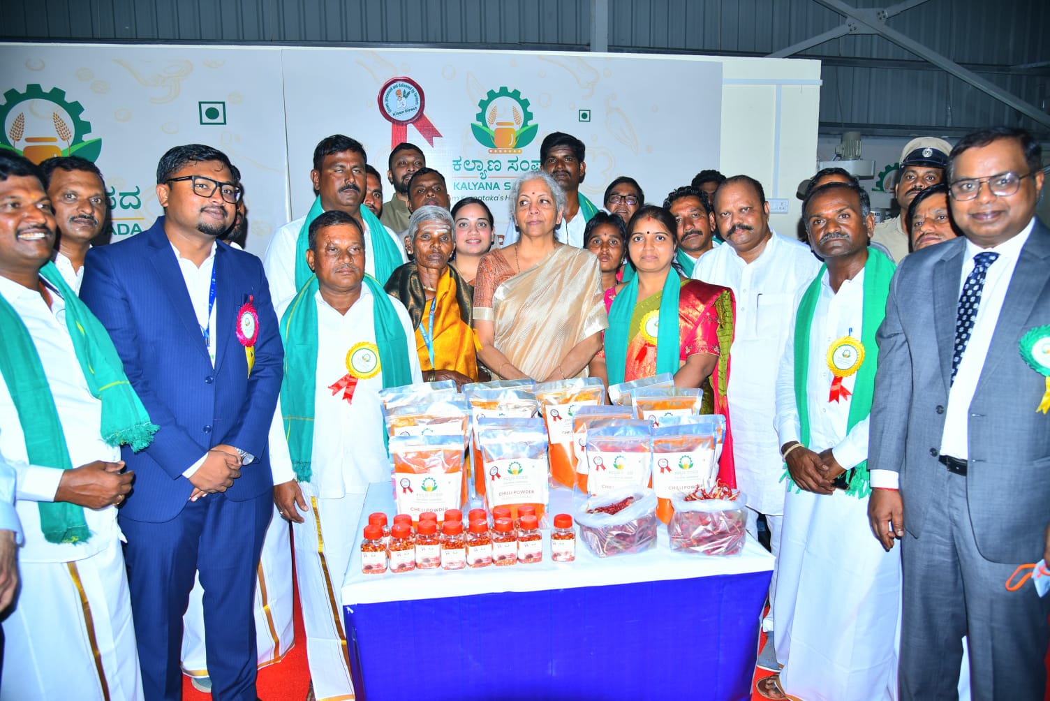 ಸಿರುಗುಪ್ಪ ತಾಲ್ಲೂಕಿನ ಕೊಂಚಿಗೇರಿ ಗ್ರಾಮದಲ್ಲಿ ಮೆಣಸಿನಕಾಯಿ ಸಂಸ್ಕರಣಾ ಘಟಕವನ್ನು ಕೇಂದ್ರ ಸಚಿವೆ ನಿರ್ಮಲಾ ಸೀತಾರಾಮನ್ ವೀಕ್ಷಿಸಿದರು