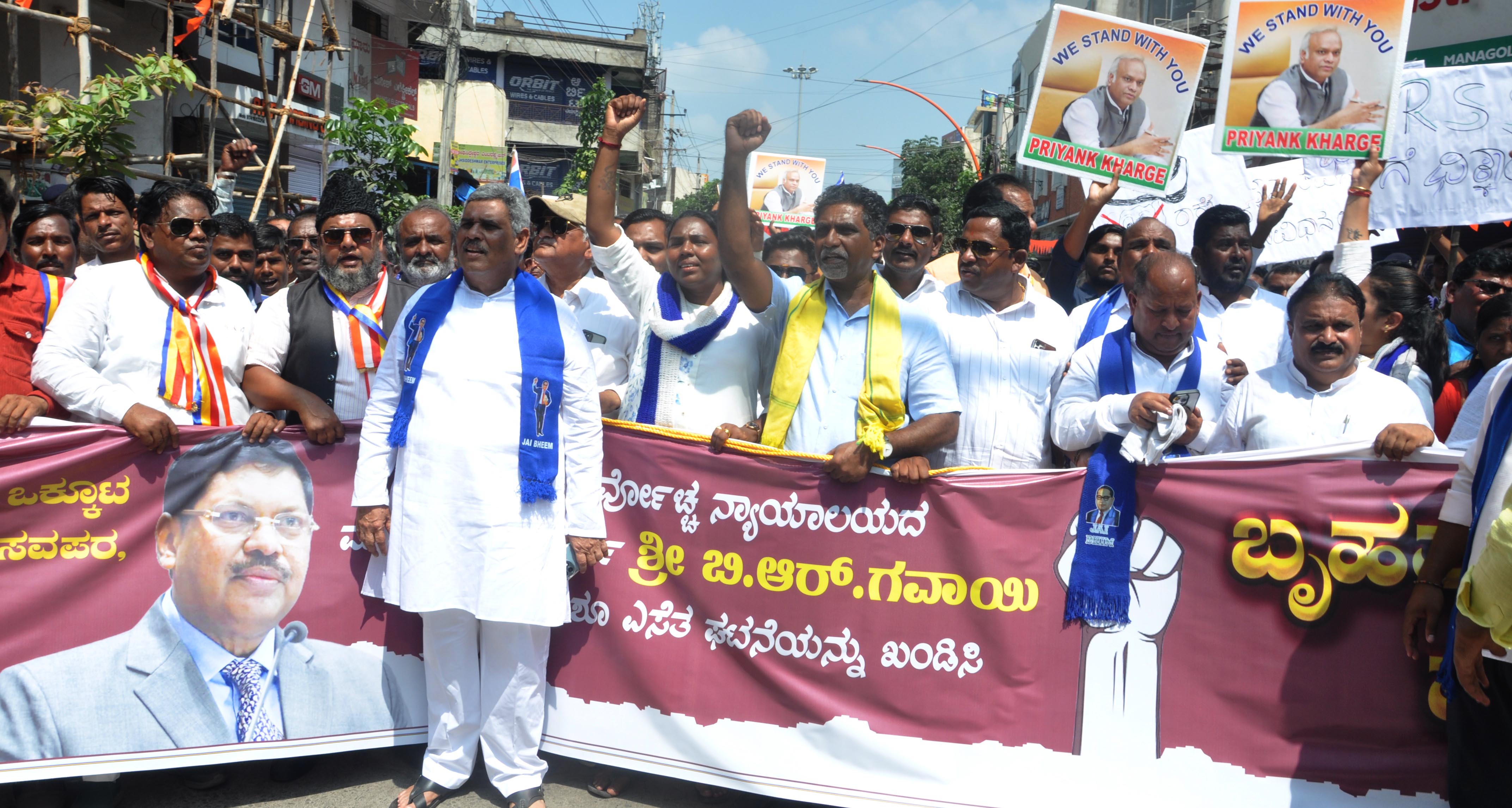 ವಿಜಯಪುರ ಬಂದ್ ಹಿನ್ನೆಲೆಯಲ್ಲಿ ಗುರುವಾರ  ದಲಿತ ಅಲ್ಪಸಂಖ್ಯಾತ ಹಿಂದುಳಿದ ಸಂಘಟನೆಗಳ ಒಕ್ಕೂಟದಿಂದ ನಡೆದ ಪ್ರತಿಭಟನೆಯನ್ನು ಉದ್ದೇಶಿಸಿ ಮಾಜಿ ಶಾಸಕ ಪ್ರೊ.ರಾಜು ಆಲಗೂರ ಮಾತನಾಡಿದರು    