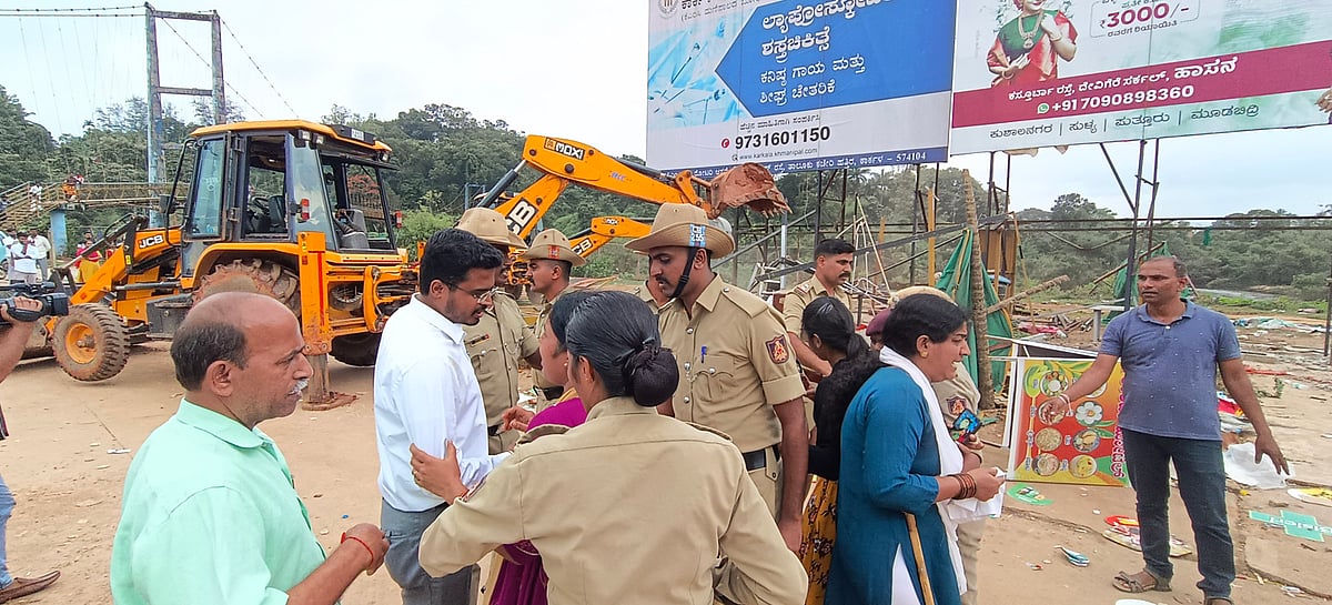 ಶೃಂಗೇರಿ | ತುಂಗಾ ನದಿ ಪಾತ್ರದ ಗಾಂಧಿ ಮೈದಾನ: 26 ಅಂಗಡಿಗಳ ತೆರವು