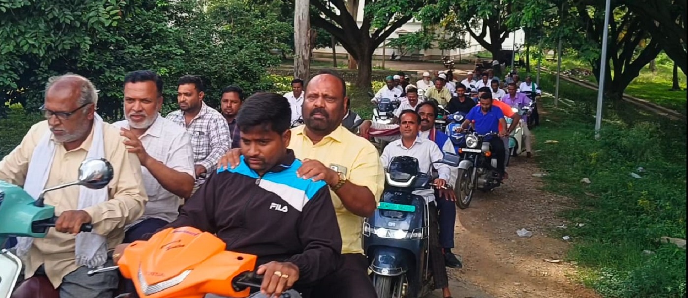 ಕೋಲಾರದಲ್ಲಿ ಬಂದ್‌ಗೆ ಪೂರ್ವಭಾವಿಯಾಗಿ ಜನರಲ್ಲಿ ಜಾಗೃತಿ ಮೂಡಿಸಲು ಮುಖಂಡರು ಗುರುವಾರ ಬೈಕ್‌ ರ‍್ಯಾಲಿ ನಡೆಸಿದರು