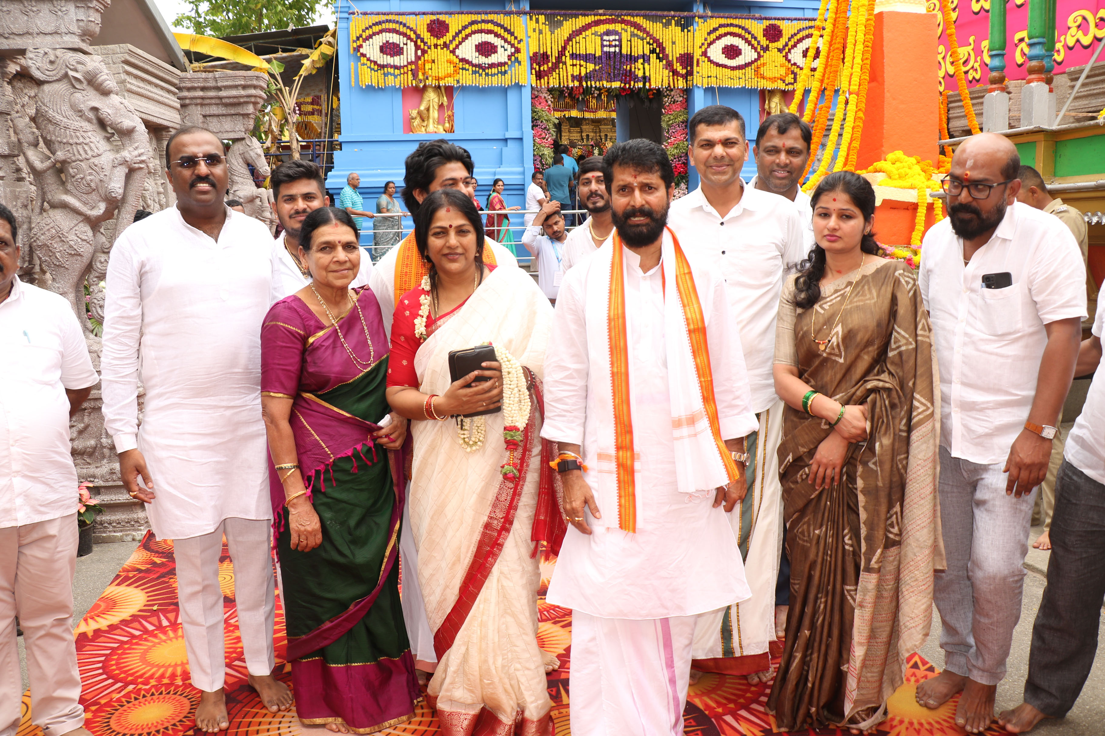 ವಿಧಾನ ಪರಿಷತ್‌ ಸದಸ್ಯ ಸಿ.ಟಿ. ರವಿ ಕುಟುಂಬ ಸಮೇತ ದೇವಿಯ ದರ್ಶನ ಪಡೆದರು 