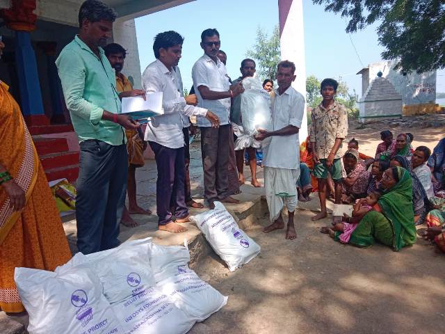 ವಡಗೇರಾ ತಾಲ್ಲೂಕಿನ ಶಿವನೂರು ಗ್ರಾಮದ ನೆರೆ ಸಂತ್ರಸ್ತ ಕುಟುಂಬಗಳಿಗೆ ಉತ್ತರ ಕರ್ನಾಟಕದ ಪ್ರವಾಹ ಪರಿಹಾರ ಕಾರ್ಯಕ್ರಮ-2025 ರ ಅಡಿ ಇನ್ಫೋಷಿಸ್ ಫೌಂಡೇಷನ್ ಹಾಗೂ ಶ್ರೀ ರಾಮಕೃಷ್ಣ ಸೇವಾಶ್ರಮದ ಸಹಯೋಗದಲ್ಲಿ ಉಚಿತವಾಗಿ ಆಹಾರ ದಾನ್ಯಗಳ ಕಿಟ್ ಗಳನ್ನು ವಿತರಿಸಲಾಯಿತು.