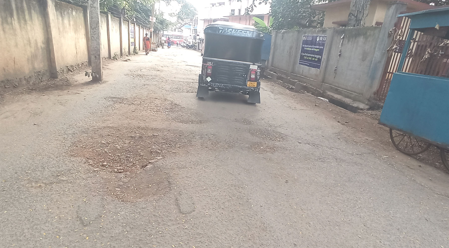ರಾಣೆಬೆನ್ನೂರಿನ ಬಸ್‌ ನಿಲ್ದಾಣದ ಎದುರಿನ ರೇಣುಕಾ ಹೊಟೇಲ್‌ ಮತ್ತು ಕೋರ್ಟ್‌ ಮಧ್ಯೆ ರಸ್ತೆ ಸಂಪೂರ್ಣ ಹದಗೆಟ್ಟಿದೆ. 