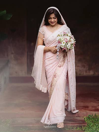 ಈ ವಿಡಿಯೊವನ್ನು ನಿರೂಪಕಿ ಧನ್ಯಾ ವರ್ಮಾ ಸಾಮಾಜಿಕ ಮಾಧ್ಯಮದಲ್ಲಿ ಹಂಚಿಕೊಂಡಿದ್ದಾರೆ. ಸದ್ಯ ನಟಿ ಅರ್ಚನಾ ಹಂಚಿಕೊಂಡ ಪೋಸ್ಟ್ ಸಾಮಾಜಿಕ ಮಾಧ್ಯಮದಲ್ಲಿ ಹರಿದಾಡುತ್ತಿದೆ. ನಟಿ ಅರ್ಚನಾ ಕವಿ ಅವರು 2016ರಲ್ಲಿ ಹಾಸ್ಯನಟ ಮತ್ತು ಯೂಟ್ಯೂಬರ್ ಅಬಿಶ್ ಮ್ಯಾಥ್ಯೂ ಅವರನ್ನು ಮದುವೆುಯಾಗಿದ್ದರು. ಆದರೆ 2021ರಲ್ಲಿ ಈ ಇಬ್ಬರು ವಿಚ್ಛೇದನ ಪಡೆದುಕೊಂಡಿದ್ದರು.