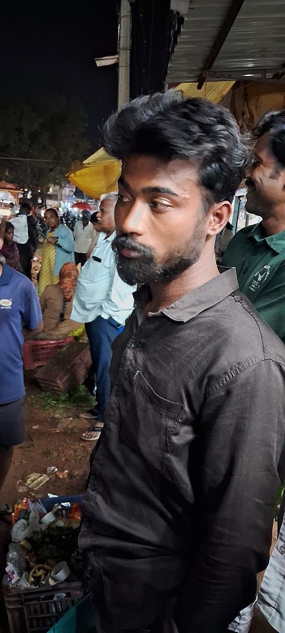 ದೇವನಹಳ್ಳಿ: ಮೊಬೈಲ್ ಕಳ್ಳನನ್ನು ಪೊಲೀಸರಿಗೆ ಒಪ್ಪಿಸಿದ ಸಾರ್ವಜನಿಕರು