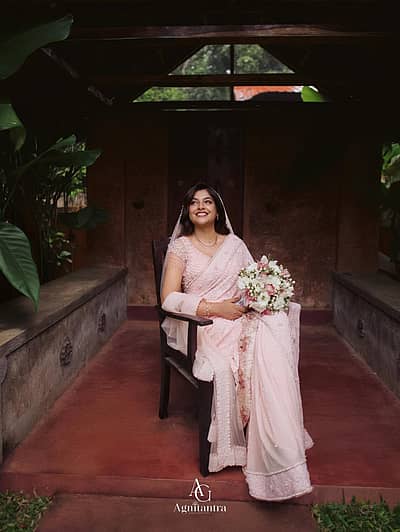 ಮಲಯಾಳಂ ನಟಿ ಅರ್ಚನಾ ಕವಿ ಮೊದಲ ಪತಿಗೆ ವಿಚ್ಛೇದನ ನೀಡಿ 4 ವರ್ಷಗಳ ಬಳಿಕ ಮತ್ತೊಂದು ಮದುವೆಯಾಗಿದ್ದಾರೆ. 20ಕ್ಕೂ ಹೆಚ್ಚು ಸಿನಿಮಾಗಳಲ್ಲಿ ನಟಿಸಿರುವ ಅರ್ಚನಾ ಕವಿ ಅವರು ರಿಕ್ ವರ್ಗೀಸ್ ಎಂಬುವವರ ಜೊತೆಗೆ ಹಸೆಮಣೆ ಏರಿದ್ದಾರೆ.