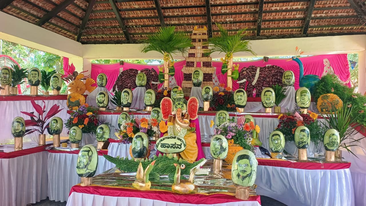 ಹಾಸನದ ಸಿಲ್ವರ್ ಜುಬಿಲಿ ಆರ್ಚರ್ಡ್ ಪಾರ್ಕ್‍ನಲ್ಲಿ ಶುಕ್ರವಾರ ಆರಂಭವಾದ ಫಲ–ಪುಷ್ಪ ಪ್ರದರ್ಶನದಲ್ಲಿ ಹಣ್ಣಿನಲ್ಲಿ ಅರಳಿರುವ ಮಹನೀಯರು.