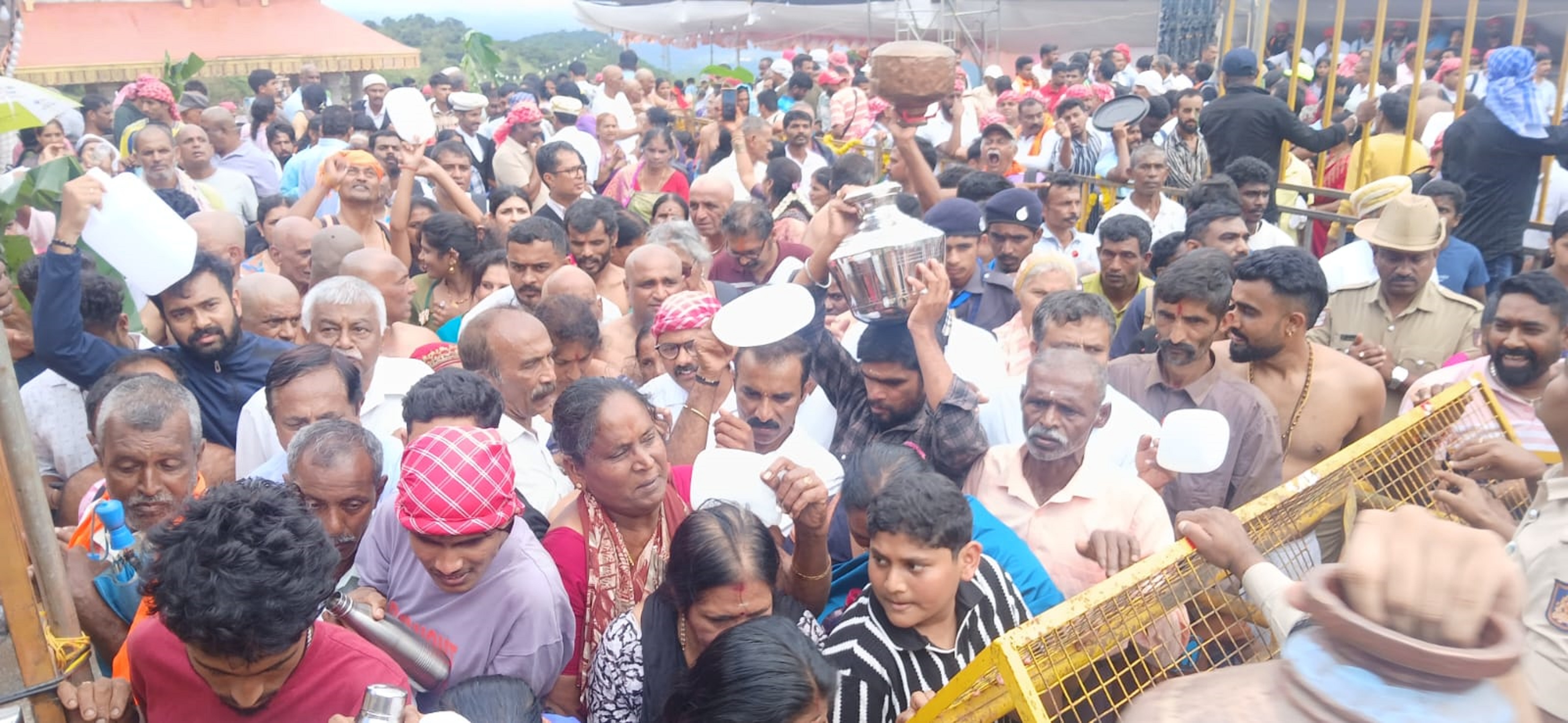 ಕಾವೇರಿ ಪವಿತ್ರ ತೀರ್ಥ ಪಡೆಯಲು ಮುಗಿಬಿದ್ದ ಅಪಾರ ಜನರು