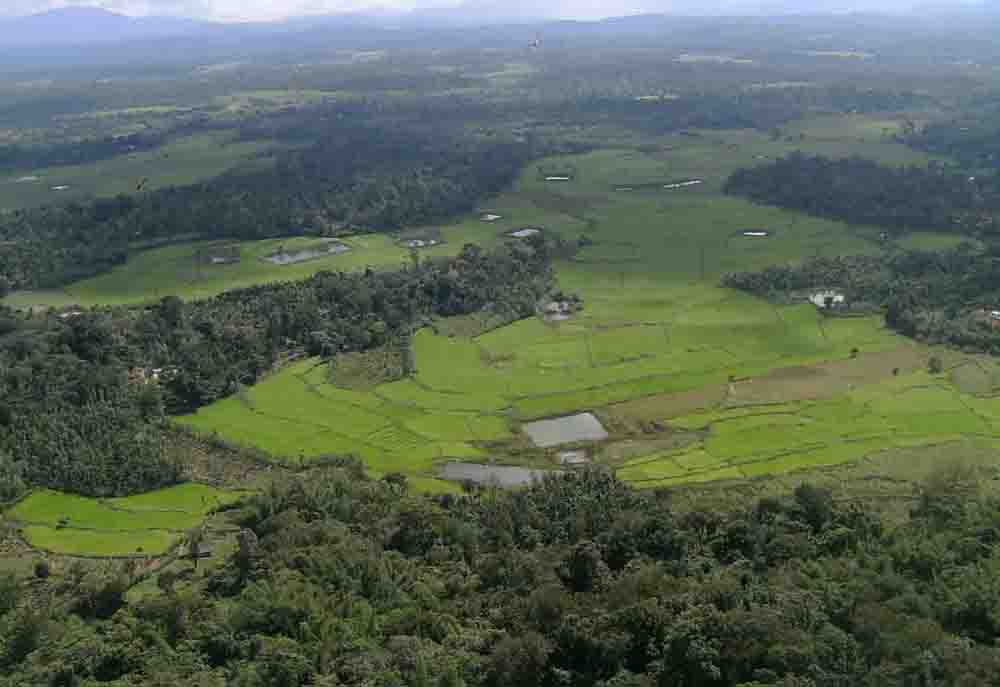ಬೆಟ್ಟದ ಮೇಲಿಂದ ಕಂಡಬರುವ ಸುಂದರ ಪಾಕೃತಿಕ ಪರಿಸರ