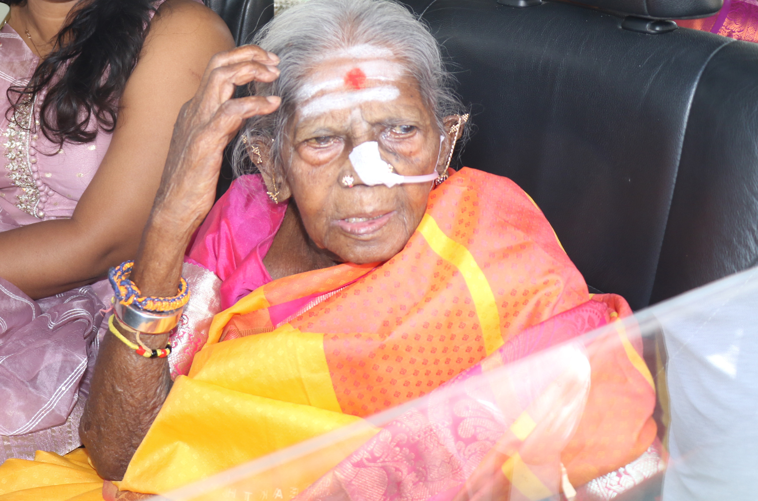 ಪರಿಸರ ರಾಯಭಾರಿ ಸಾಲುಮರದ ತಿಮ್ಮಕ್ಕ ಶುಕ್ರವಾರ ಹಾಸನಾಂಬೆ ದರ್ಶನಕ್ಕೆ ಬಂದಿದ್ದರು 