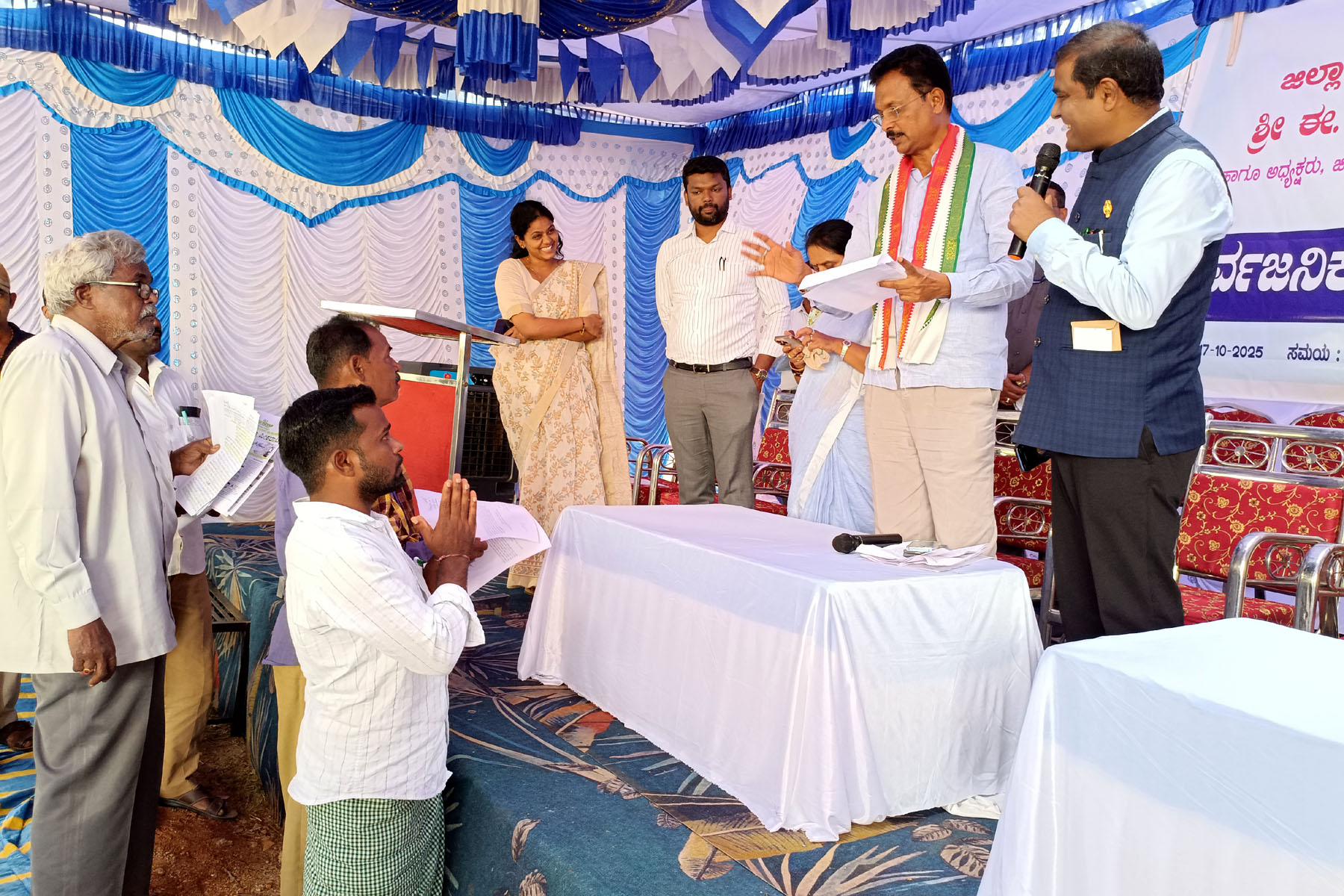 ಕೂಡ್ಲಿಗಿ  ಪಟ್ಟಣದ ಶ್ರೀಮತಿ ಅಂಗಡಿ ವೀರಮ್ಮ ತಿರುಕಪ್ಪ ಸರ್ಕಾರಿ ಪ್ರಥಮ ದರ್ಜೆ ಕಾಲೇಜಿನಲ್ಲಿ ಶುಕ್ರವಾರ ನಡೆದ ಜಿಲ್ಲಾ ಅಭಿವೃದ್ಧಿ ಸಮನ್ವಯ ಮತ್ತು ಮೇಲ್ವೀಚಾರಣೆ ಸಭೆಯಲ್ಲಿ ಸಂಸದ ಇ. ತುಕಾರಾಂ ಅವರು ಸಾರ್ವಜನಿಕರಿಂದ ಆಹವಾಲು ಸ್ವೀಕಾರ ಮಾಡಿದರು