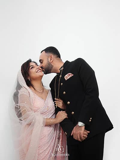 ಇನ್ನು, ನಟಿ ಅರ್ಚನಾ ಕವಿ ಅವರು ಇತ್ತೀಚೆಗೆ ಖಾಸಗಿ ಸಂದರ್ಶನವೊಂದರಲ್ಲಿ ಮದುವೆ ಬಗ್ಗೆ ಮಾಹಿತಿ ಹಂಚಿಕೊಂಡಿದ್ದರು. ನಟಿ ಅರ್ಚನಾ ಕವಿ ಹಾಗೂ ರಿಕ್ ವರ್ಗೀಸ್ ಡೇಟಿಂಗ್ ಅಪ್ಲಿಕೇಶನ್‌ನಲ್ಲಿ ಭೇಟಿಯಾಗಿದ್ದರಂತೆ. ಆರಂಭದಲ್ಲಿ ಈ ಇಬ್ಬರು ಮಹತ್ವದ ವಿಷಯಗಳ ಬಗ್ಗೆ ಚರ್ಚಿಸುತ್ತಿದ್ದೆವು. ಯಾವುದೋ ಶಕ್ತಿ ನಮ್ಮನ್ನು ಒಟ್ಟಿಗೆ ಸೇರುವಂತೆ ಮಾಡಿದೆ ಎಂದು ಮಾಹಿತಿ ಬಿಚ್ಚಿಟ್ಟಿದ್ದಾರೆ.