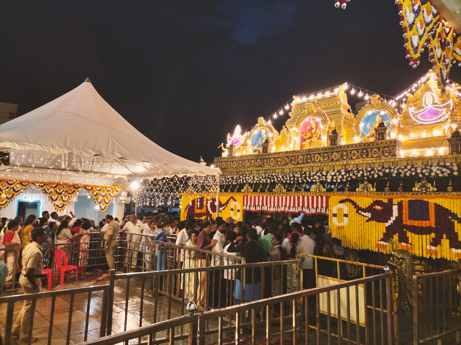 ಮಳೆಯ ನಡುವೆಯೂ ಭಕ್ತಾದಿಗಳು ಶುಕ್ರವಾರ ಸಂಜೆ ದೇವಿಯ ದರ್ಶನ ಪಡೆದರ 
