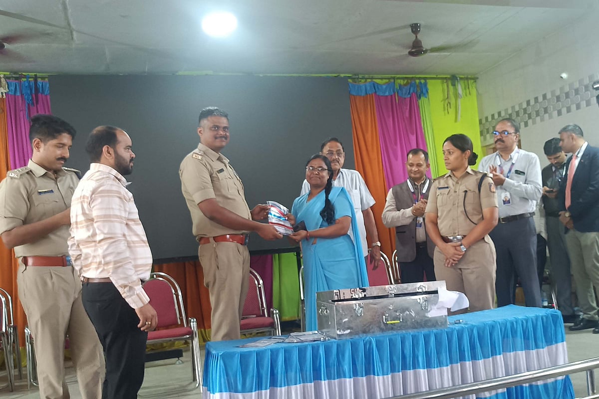 ನ್ಯಾಮತಿ | ಬ್ಯಾಂಕಿಗೆ ಚಿನ್ನಾಭರಣ ಹಸ್ತಾಂತರಿಸಿದ ಪೊಲೀಸರು