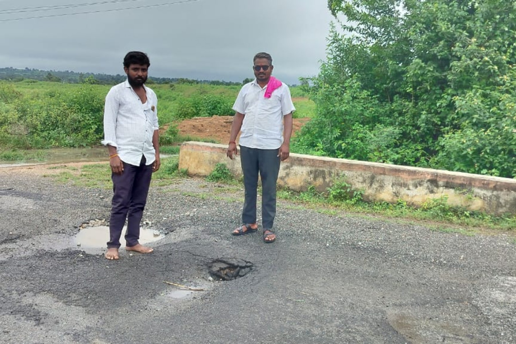 ಗುರುಮಠಕಲ್‌ ಹತ್ತಿರದ ಕಾಕಲವಾರ ಮುಖ್ಯರಸ್ತೆಯಲ್ಲಿನ ಕಲ್ವರ್ಟ್‌ಗೆ ರಂದ್ರವಾಗಿದೆ.