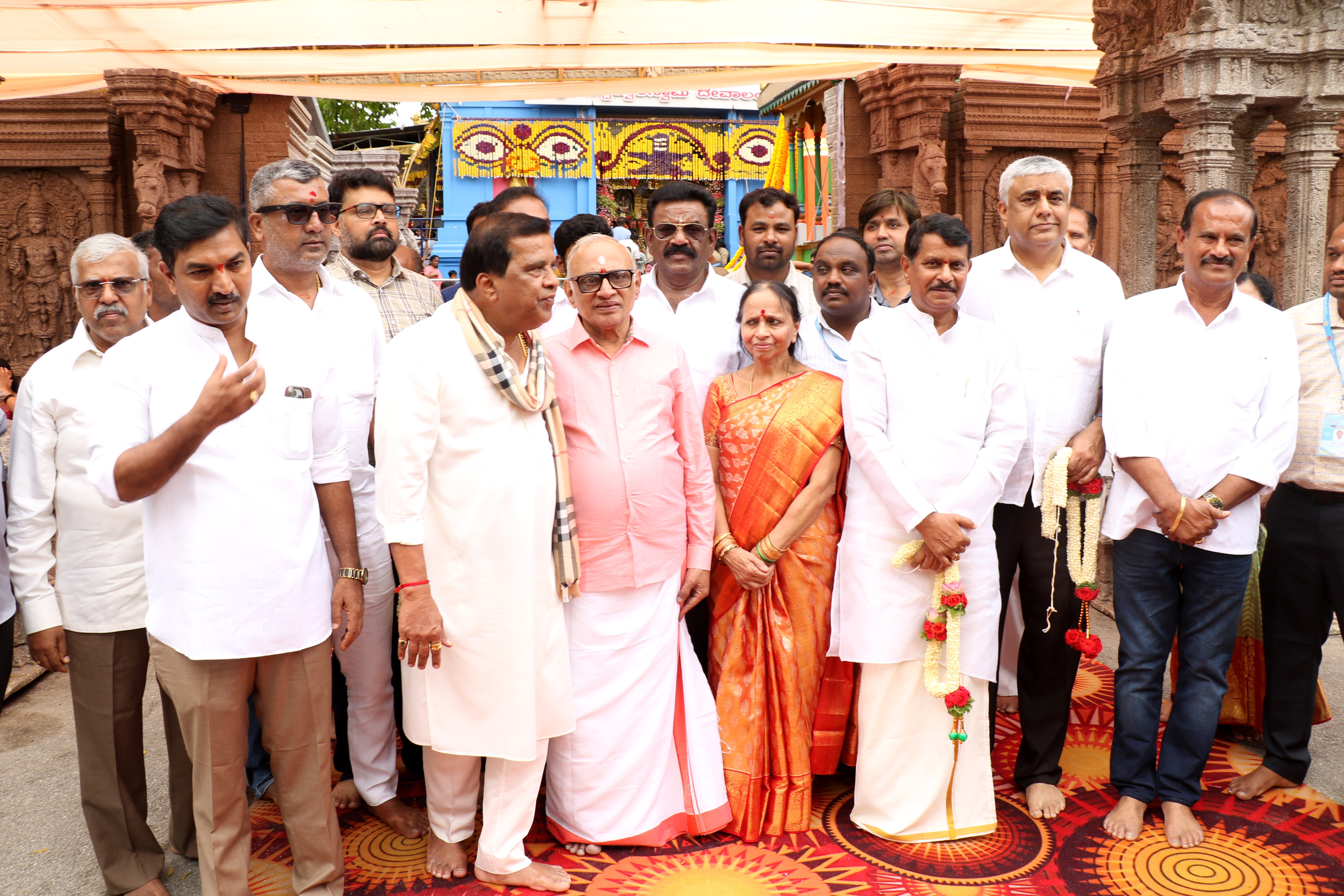 ಮಾಜಿ ಸಂಸದ ಎಲ್‌.ಆರ್. ಶಿವರಾಮೇಗೌಡ ಜ್ಯೋತಿಷಿ ದ್ವಾರಕಾನಾಥ ಸೇರಿದಂತೆ ಹಲವು ಹಾಸನಾಂಬೆ ದರ್ಶನ ಪಡೆದರು 