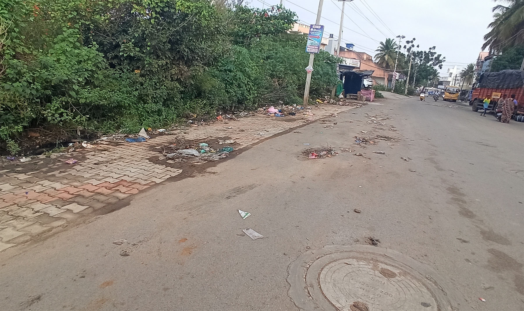 ರಾಣೆಬೆನ್ನೂರಿನ ಹಳೇ ಅಂತರವಳ್ಳಿ ರಸ್ತೆಯ ಮೇಲೆ ಚರಂಡಿ ನೀರು ದಿನಾಲು ಹರಿಯುತ್ತದೆ.