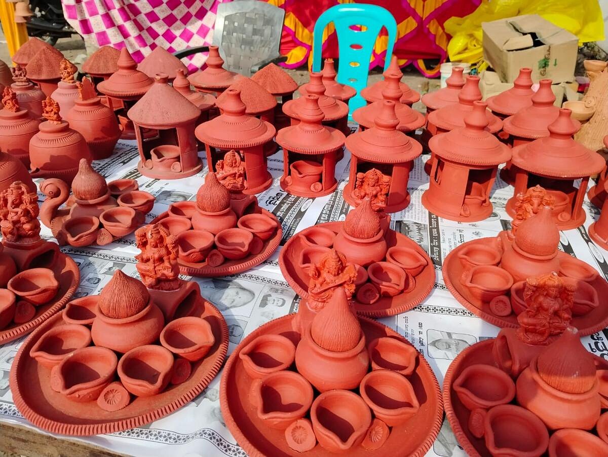 Photos | ದೀಪಾವಳಿಯಲ್ಲಿ ದೀಪಗಳ ಬೆಳಕು: ಕುಂಬಾರನಿಂದ ಮಾರುಕಟ್ಟೆವರೆಗೆ ಹಣತೆಯ ಪಯಣ