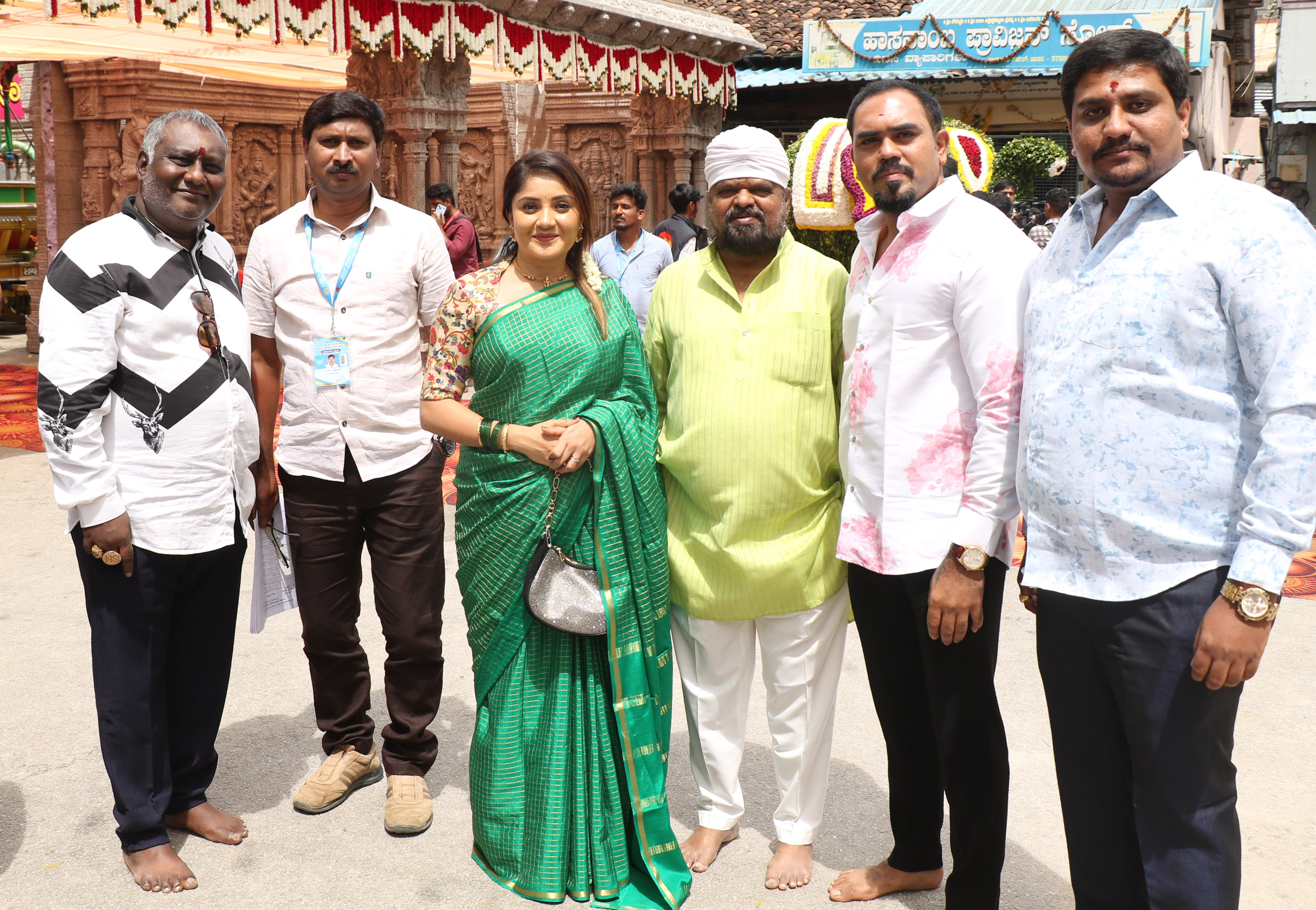 ನಟಿ ಕಾರುಣ್ಯ ರಾಮ್‌ ನಟ ಟೆನ್ನಿಸ್‌ ಕೃಷ್ಣ ಸೇರಿದಂತೆ ಕಿರುತೆರೆಯ ಹಲವು ಕಲಾವಿದರು ದೇವಿಯ ದರ್ಶನ ಪಡೆದರು 