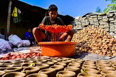 ಸುಟ್ಟ ದೀಪಗಳಿಗೆ ಬಣ್ಣ ಹಾಕುತ್ತಿರುವುದು.
