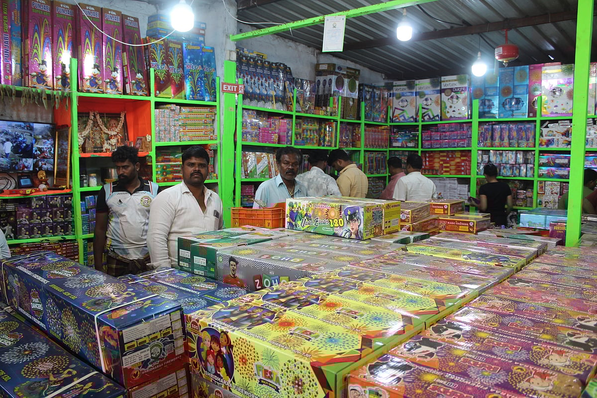 ತ.ನಾಡು ವರ್ತಕರಿಗೆ ವರವಾದ ನಿಯಮ: ಹೊಸೂರಿನಲ್ಲಿ ಪಟಾಕಿ ಕೊಳ್ಳಲು ಮುಗಿಬಿದ್ದ ಜನ