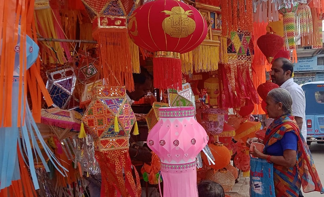 ಹುಬ್ಬಳ್ಳಿ | ದೀಪಾವಳಿ: ಗರಿಗೆದರಿದ ಮಾರುಕಟ್ಟೆ