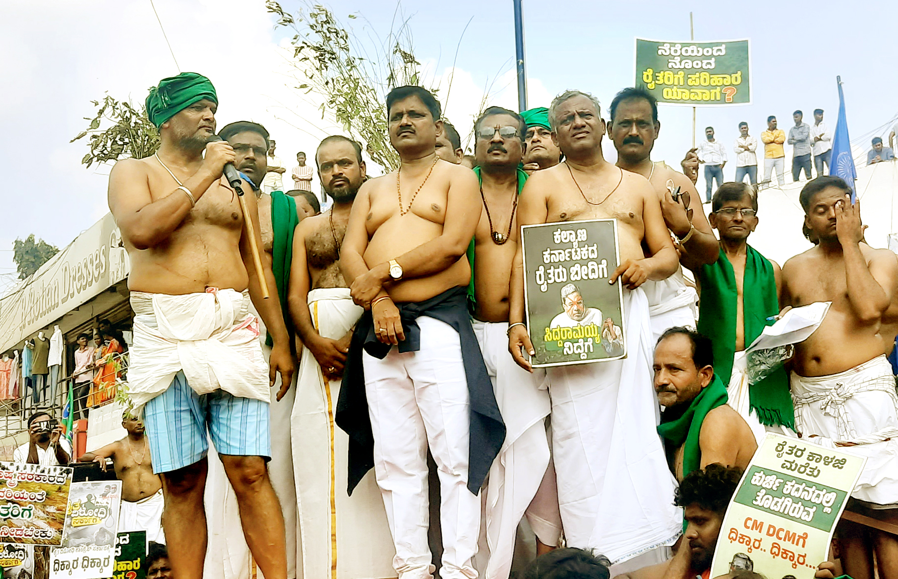 ಬಸವಕಲ್ಯಾಣದಲ್ಲಿ ಶುಕ್ರವಾರ ನಡೆದ ಅರೆಬೆತ್ತಲೆ ಪ್ರತಿಭಟನೆ ಡಾ.ಅಂಬೇಡ್ಕರ ವೃತ್ತಕ್ಕೆ ಬಂದಾಗ ನಡೆದ ಸಭೆಯಲ್ಲಿ ಶಾಸಕ ಶರಣು ಸಲಗರ ಮಾತನಾಡಿದರು