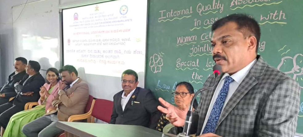 ಕೆ.ಆರ್.ಪೇಟೆ  ಪಟ್ಟಣದ ಮಹಿಳಾ ಸರ್ಕಾರಿ ಪ್ರಥಮ ದರ್ಜೆ ಕಾಲೇಜಿನಲ್ಲಿ ವಿಶ್ವ ಮಾನಸಿಕ ಆರೋಗ್ಯ ದಿನ ಮತ್ತು ಅಂತರರಾಷ್ಟ್ರೀಯ ಹೆಣ್ಣು ಮಕ್ಕಳ ದಿನದ ಅಂಗವಾಗಿ ಆಯೋಜಿಸಿದ್ದ ಜಾಗೃತಿ ಕಾರ್ಯಕ್ರಮವನ್ನು ನ್ಯಾಯಾಧೀಶ ಸುಧೀರ್ ಉದ್ಘಾಟಿಸಿ ಮಾತನಾಡಿದರು